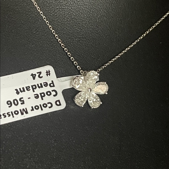 NWT Elegant 925 Silver Flower Pendant D Color Moissanite Diamond - Picture 6 of 10